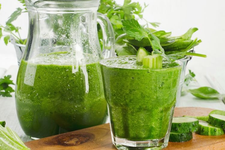 Смузи из сельдерея, огурцов и зелени