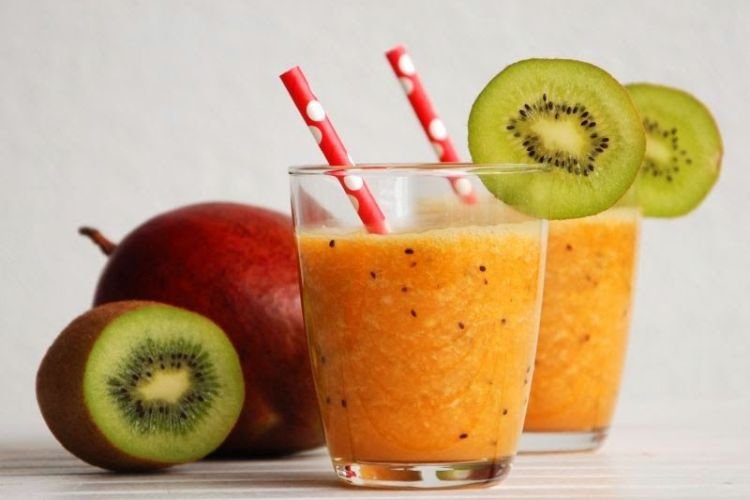 Смузи из сельдерея и манго