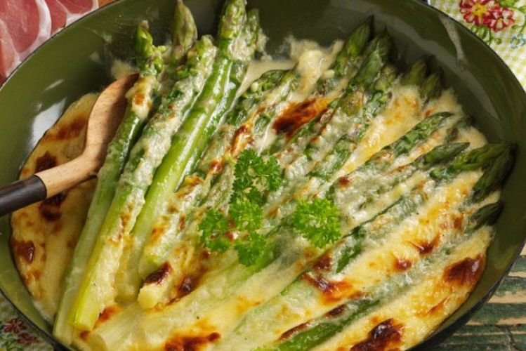 Спаржа с яйцами в духовке