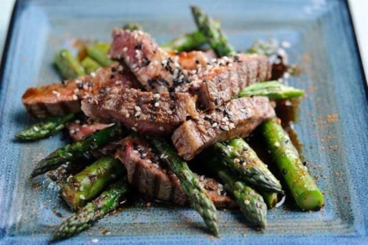 Спаржа с говядиной и имбирем