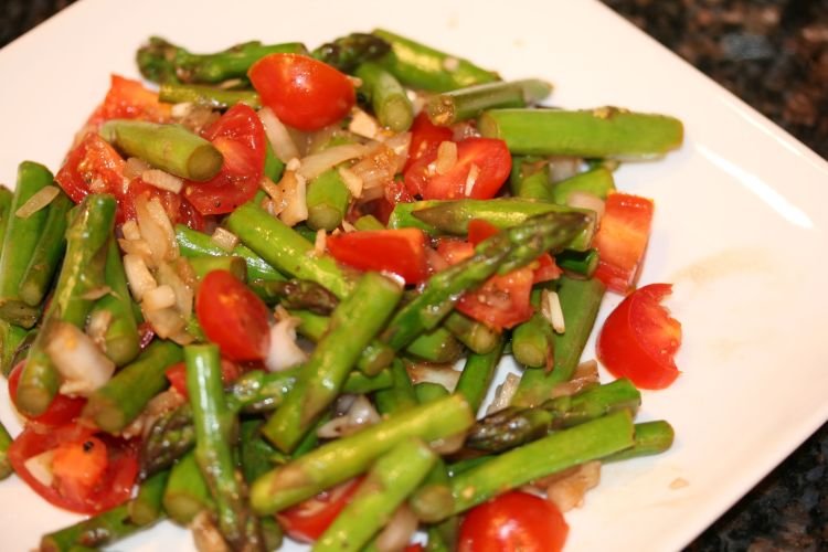 Спаржа с овощами