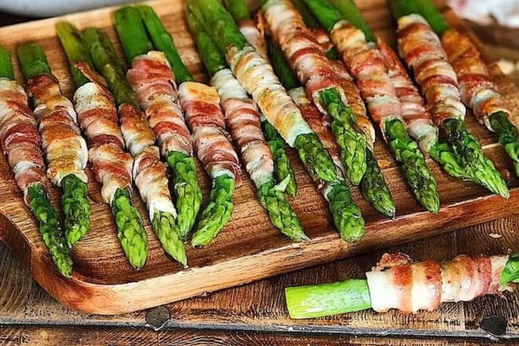 Спаржа в беконе