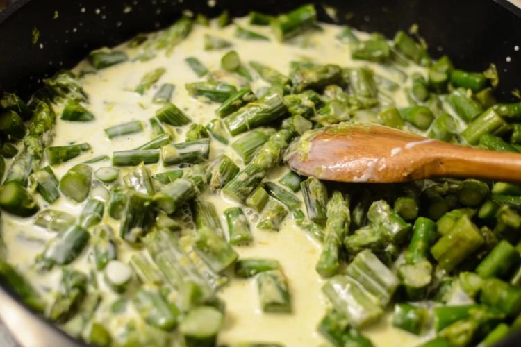 Спаржа в сливочном соусе