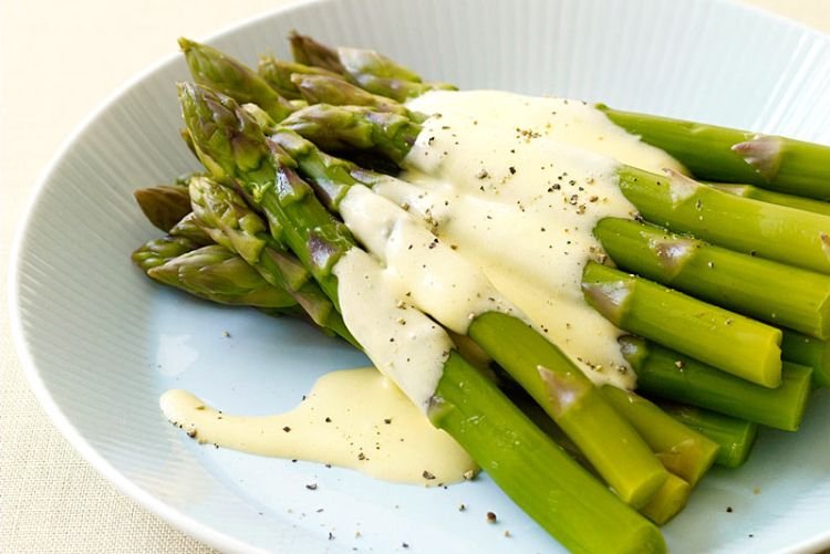 Спаржа в винном соусе