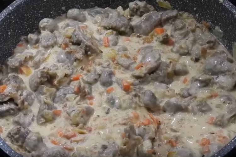 Куриные желудки в сметане