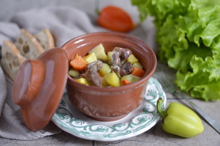 Куриные желудки с картошкой в горшочках