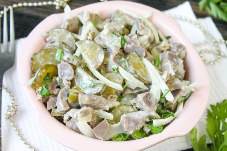 Куриные желудки с солеными огурцами