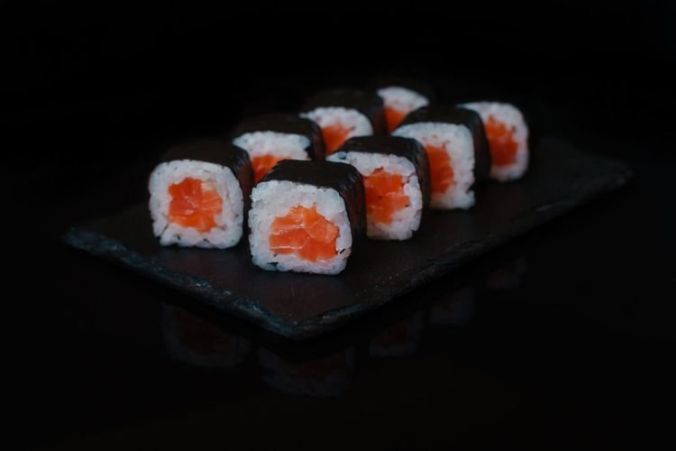 Маки с лососем