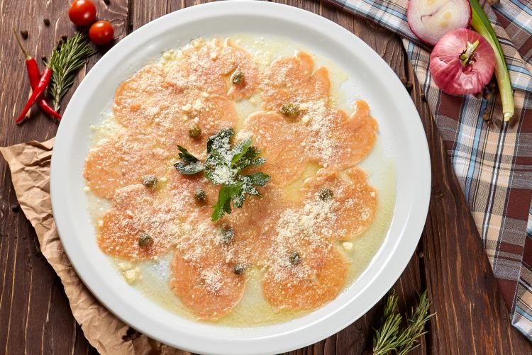 Карпаччо из сырой курицы с лимоном и лаймом