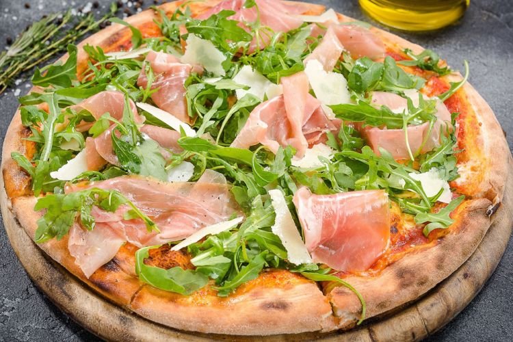 Пицца с прошутто и рукколой