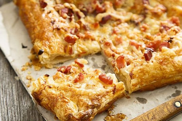 Пицца из слоеного теста с колбасой и беконом
