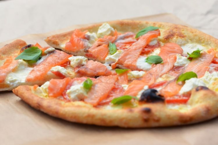 Пицца с лососем и сливочным сыром