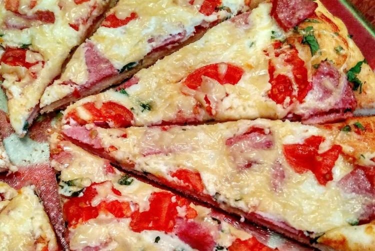 Пицца с салями и болгарским перцем