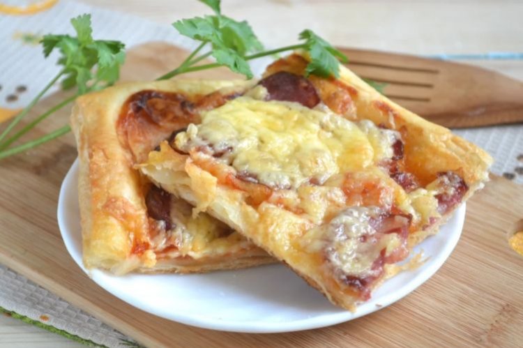 Пицца из слоеного теста с охотничьими колбасками