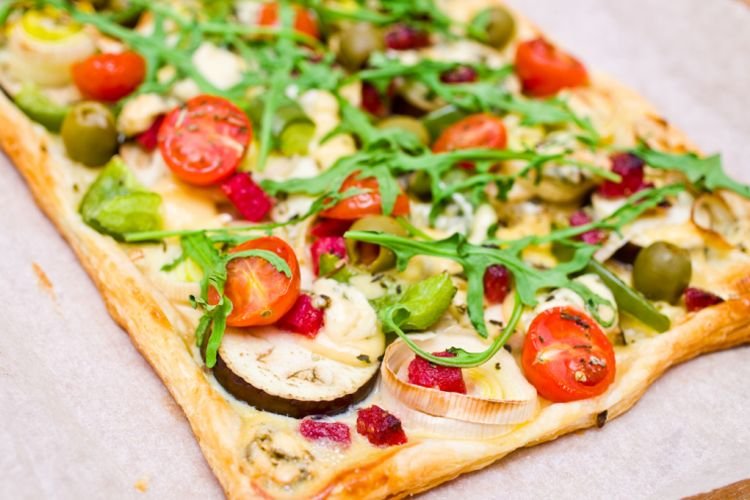 Пицца из слоеного теста с овощами