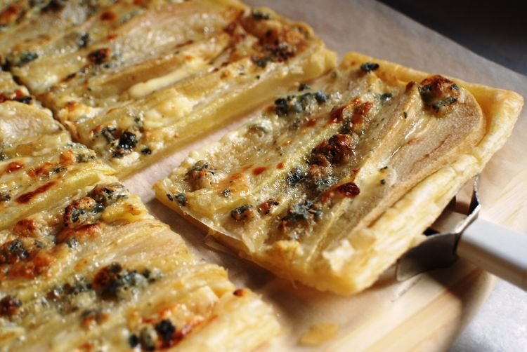 Пицца с грушей и голубым сыром