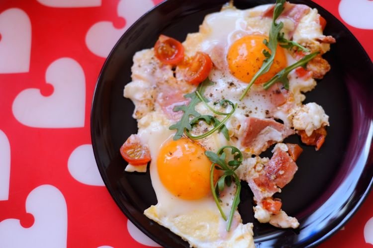 Яичница с беконом и моцареллой