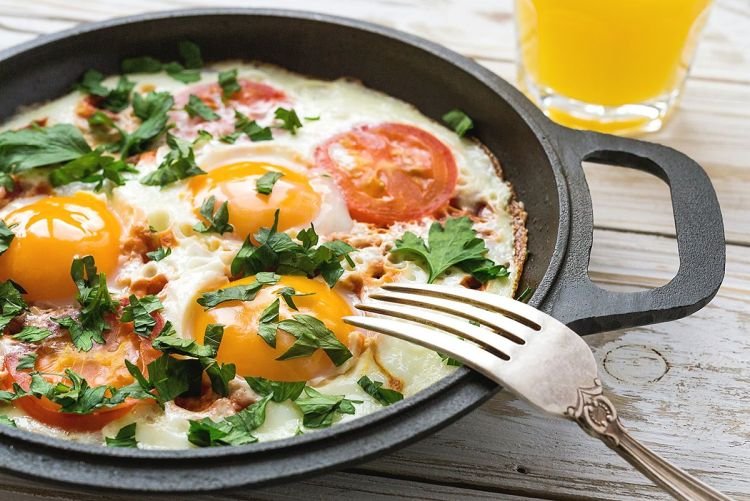 Яичница с беконом и курицей