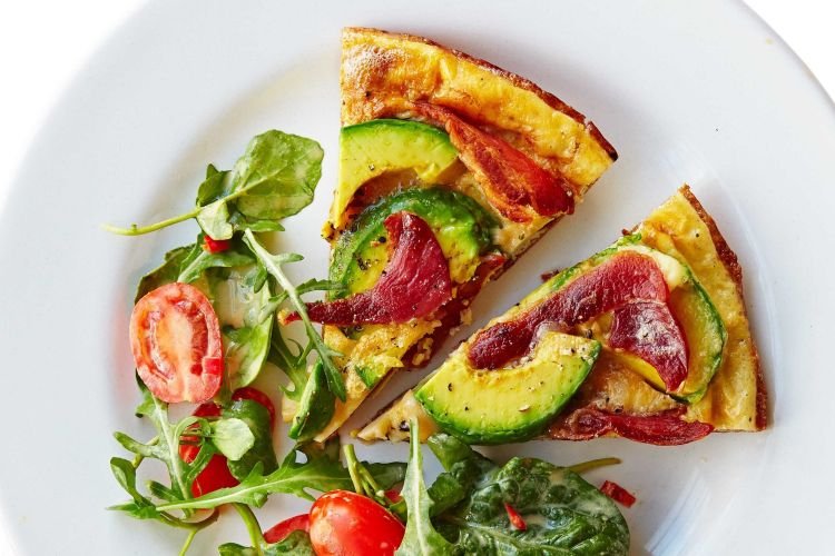 Яичница с беконом и авокадо