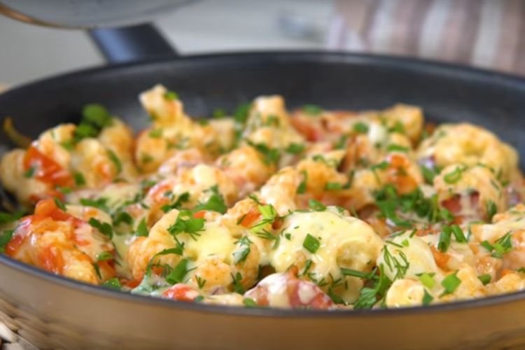 Яичница с беконом и цветной капустой