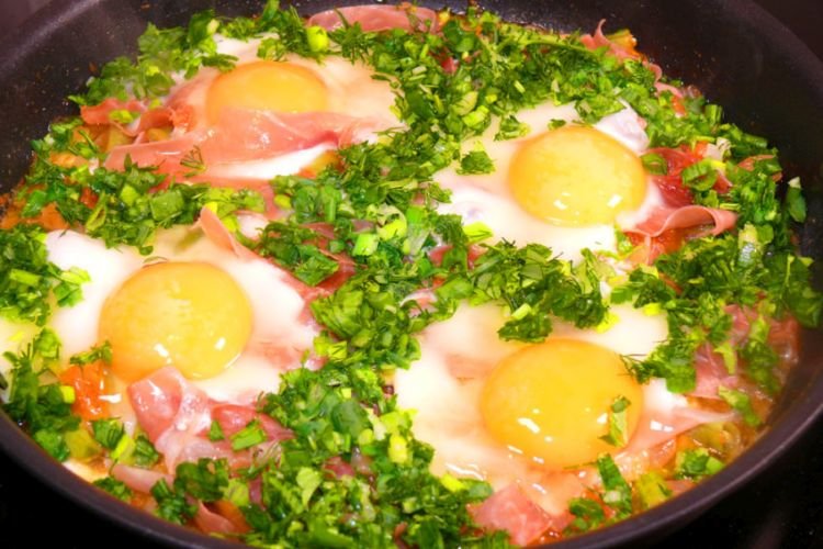 Яичница с беконом и зеленым луком