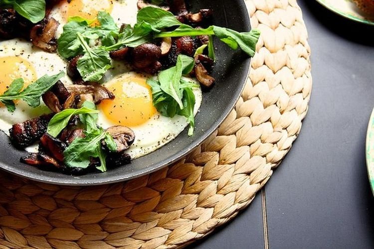 Яичница с беконом и грибами