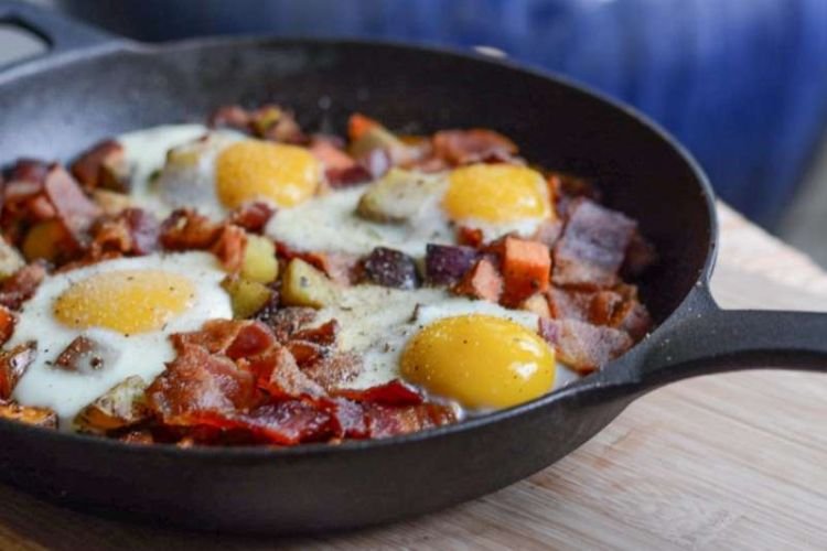 Яичница с беконом и колбасой