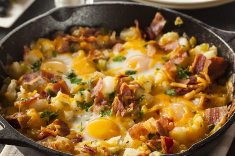 Яичница с беконом и картофелем