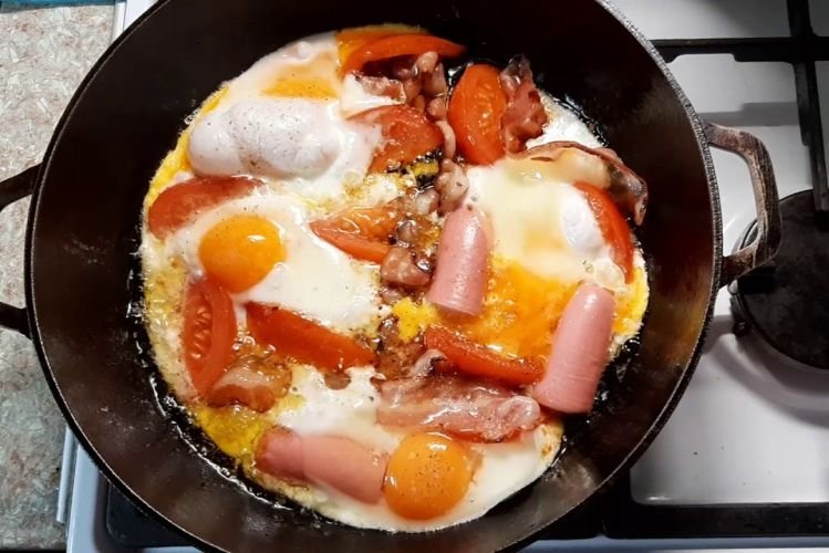 Яичница с сосисками и беконом