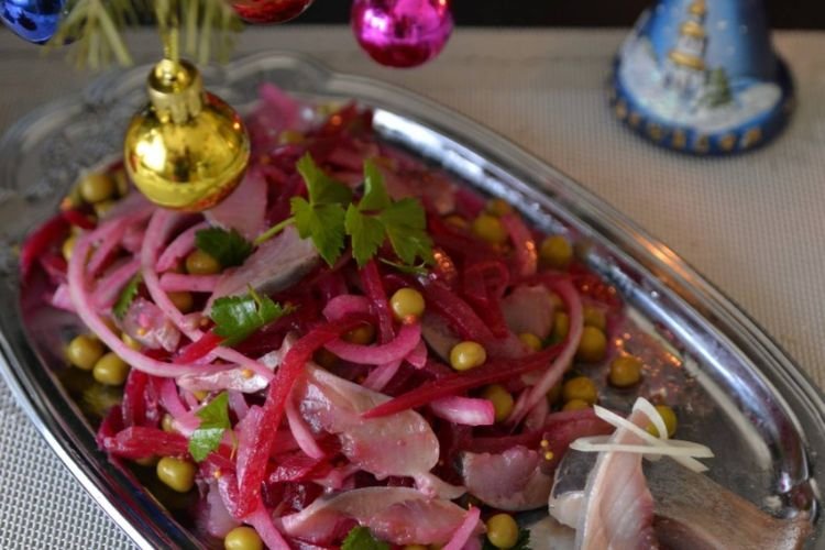 Салат с селедкой, зеленым горошком и свеклой