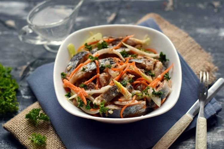 Салат из селедки с соевым соусом