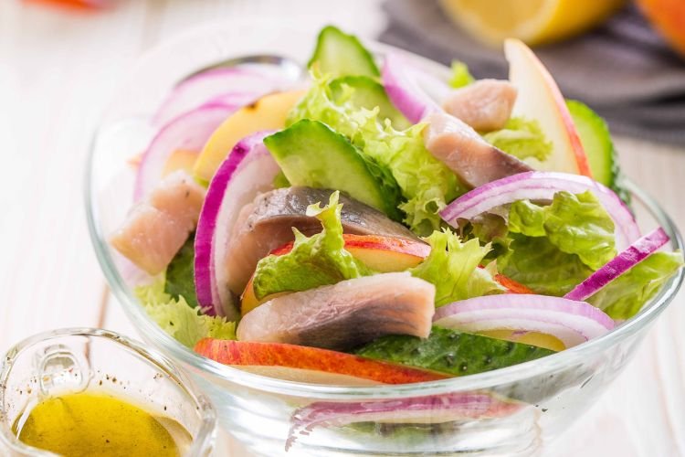 Овощной салат с селедкой