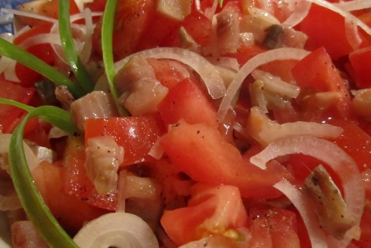 Салат с селедкой и помидорами