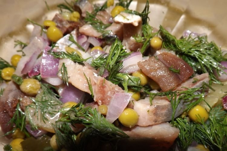 Салат с селедкой и зеленым горошком