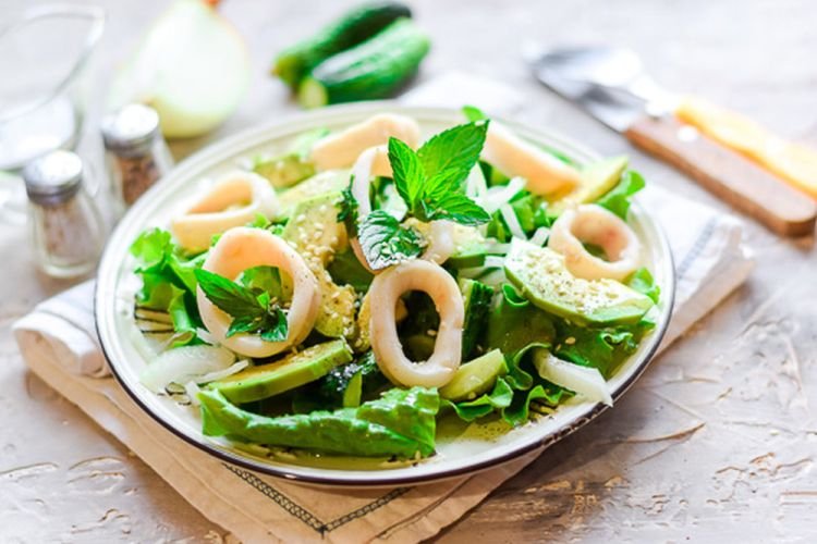 Поке с кальмаром и зеленой гречкой