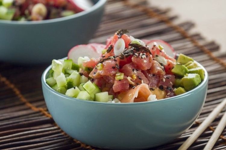 Поке с тунцом и зеленым горошком