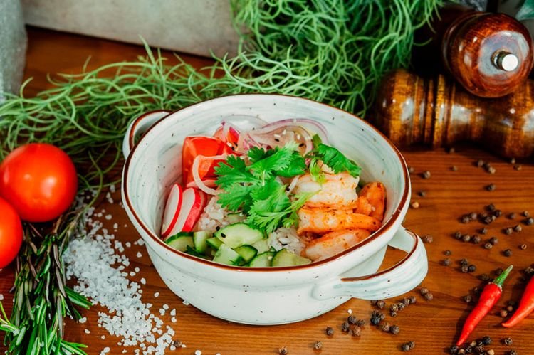Поке с креветками и редисом