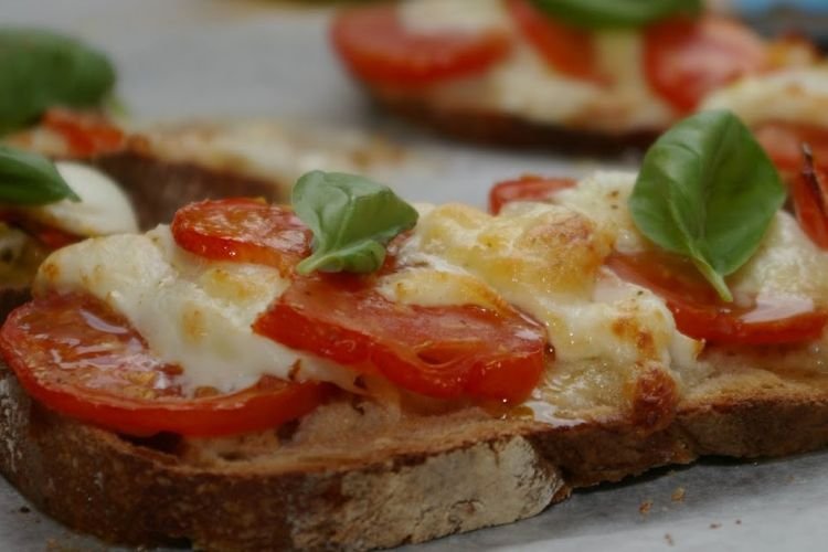 Бутерброды с колбасой и помидорами