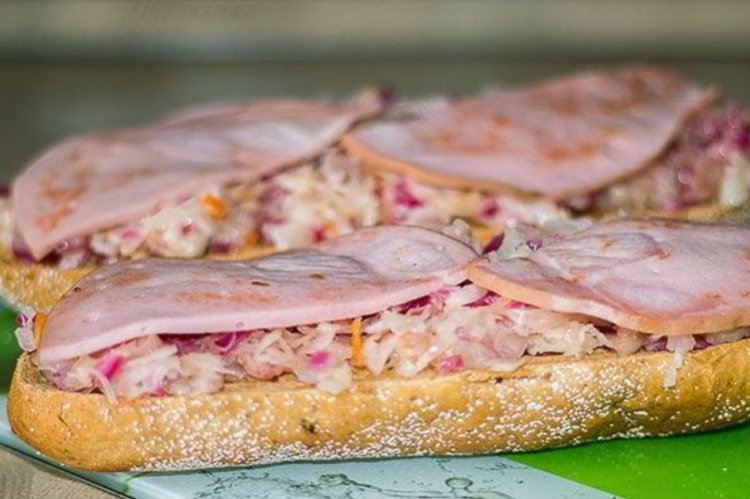 Бутерброды с колбасой и квашеной капустой