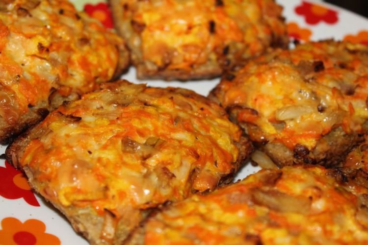 Бутерброды с колбасой и корейской морковью