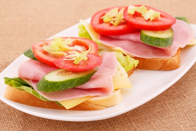 Бутерброды с колбасой и овощами