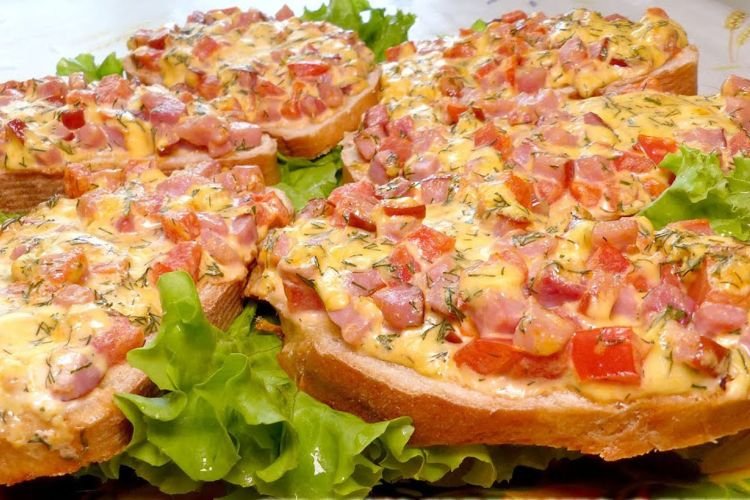 Горячие бутерброды с колбасой в микроволновке