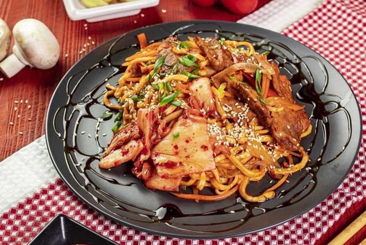 Удон с беконом и кимчи