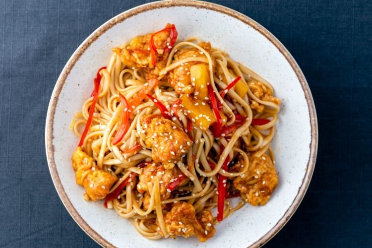 Удон со свининой и ананасами