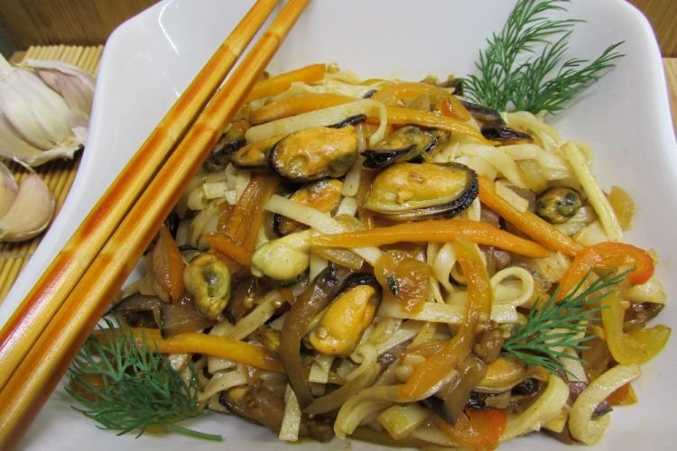 Удон с мидиями