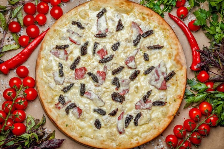 Пицца с курицей и черносливом