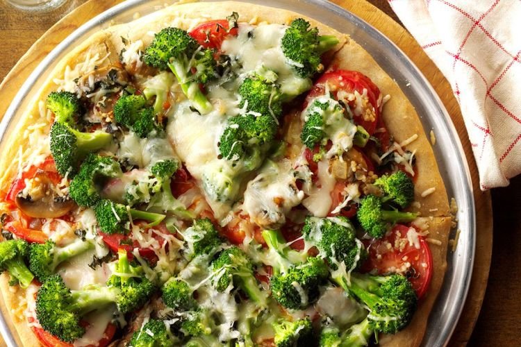 Пицца с курицей и брокколи