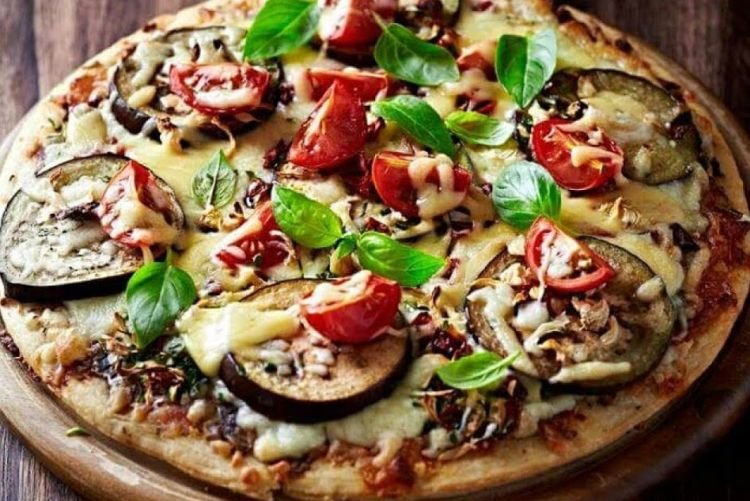 Пицца с курицей и баклажанами