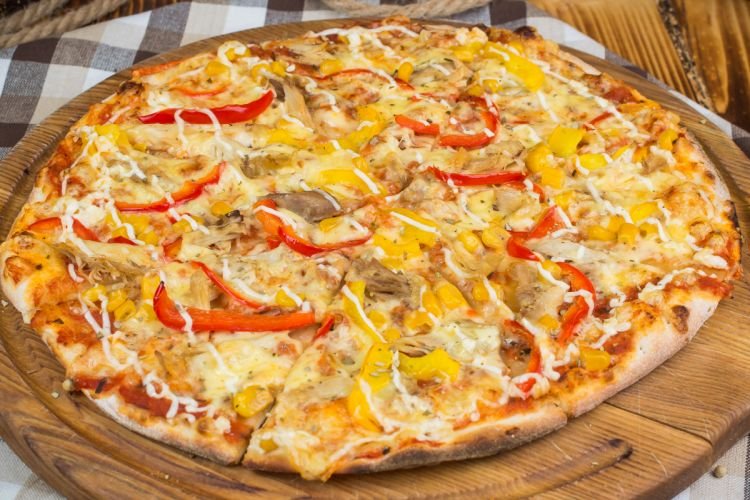 Пицца с курицей и кукурузой