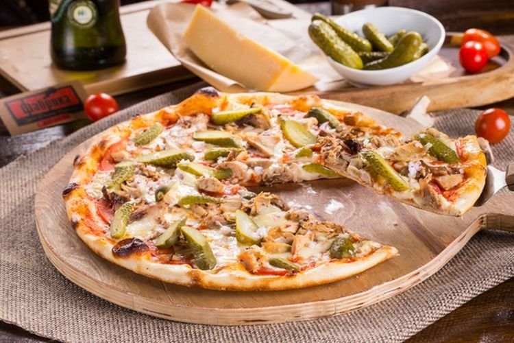 Пицца с курицей и солеными огурцами